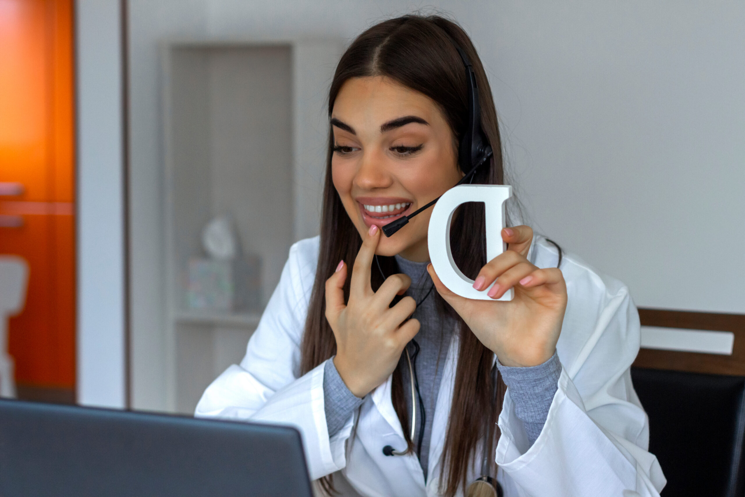 Speech therapist providing online speech therapy for adults